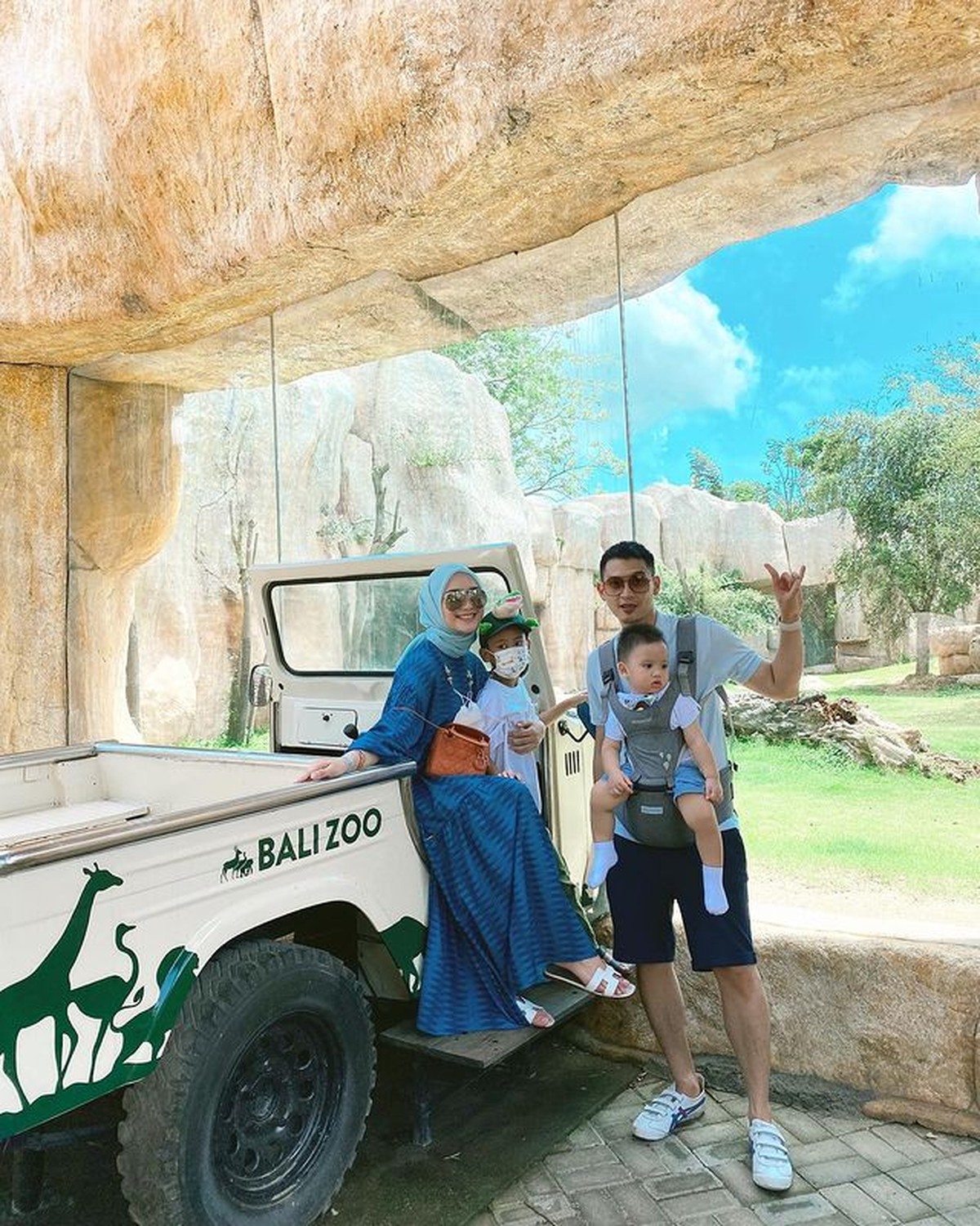 8 Potret Keseruan Liburan Citra Kirana & Rezky Aditya Bawa Baby Athar ke Bali