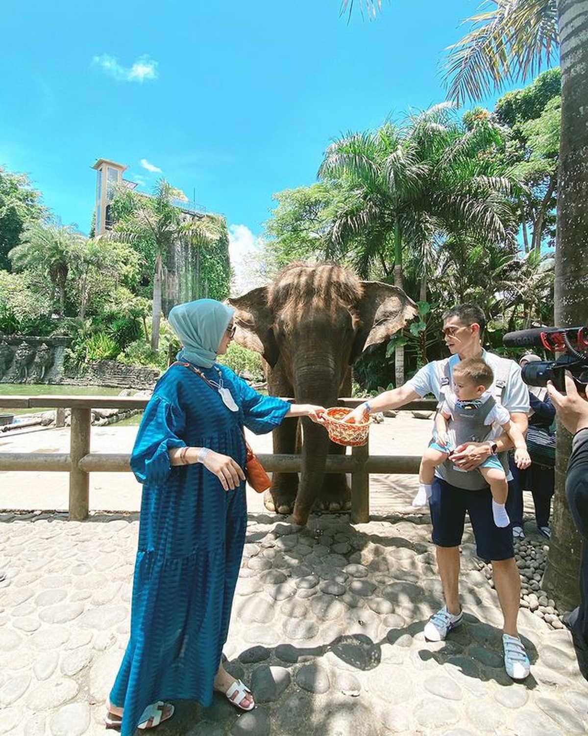 8 Potret Keseruan Liburan Citra Kirana & Rezky Aditya Bawa Baby Athar ke Bali