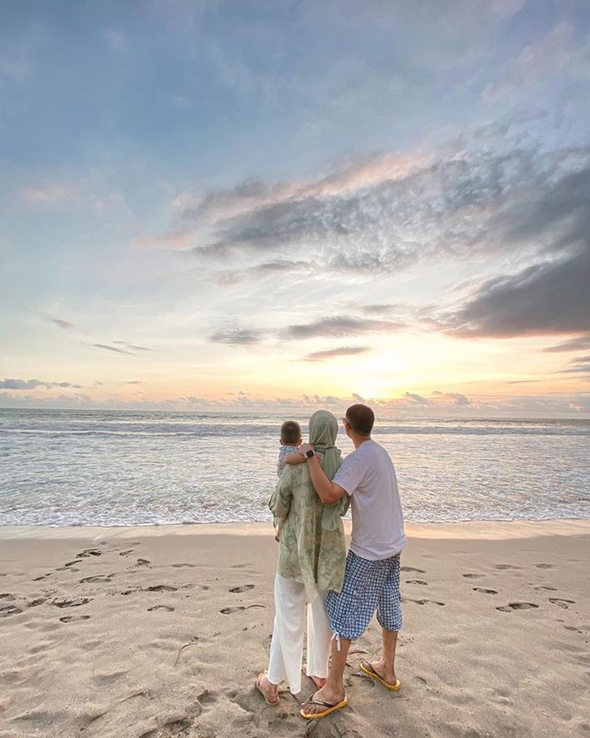 8 Potret Keseruan Liburan Citra Kirana & Rezky Aditya Bawa Baby Athar ke Bali