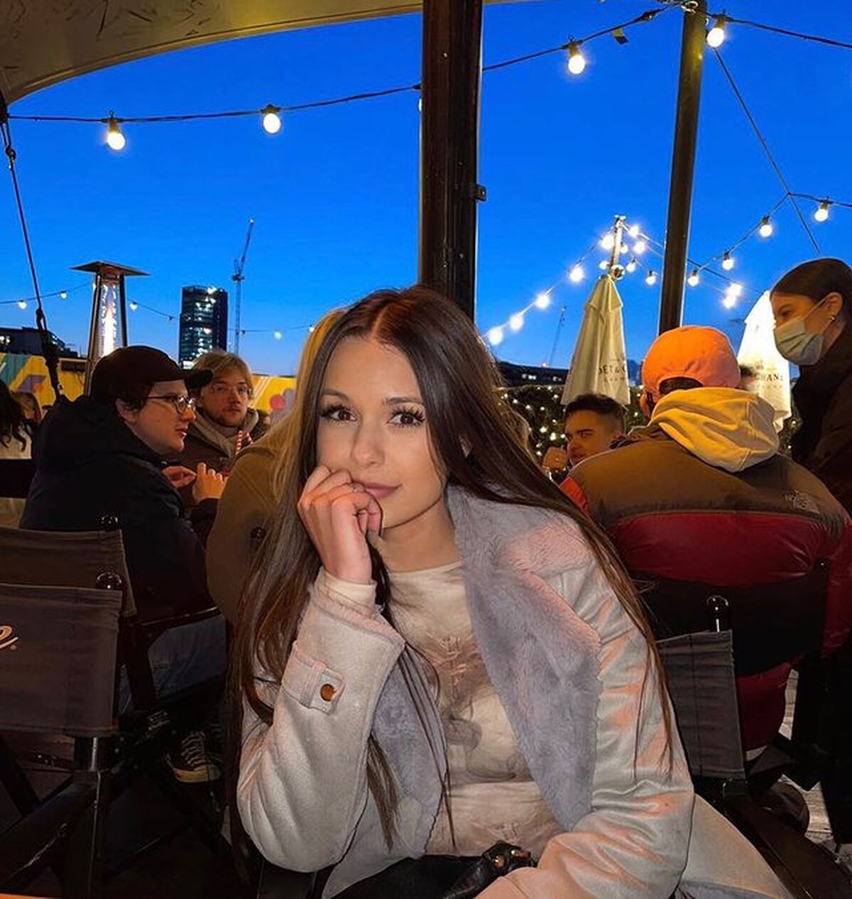 Baru-baru ini publik heboh melihat video kedekatan Stefan William bersama seorang wanita yang bikin Celine nangis&period; Yuk intip sosoknya&excl;