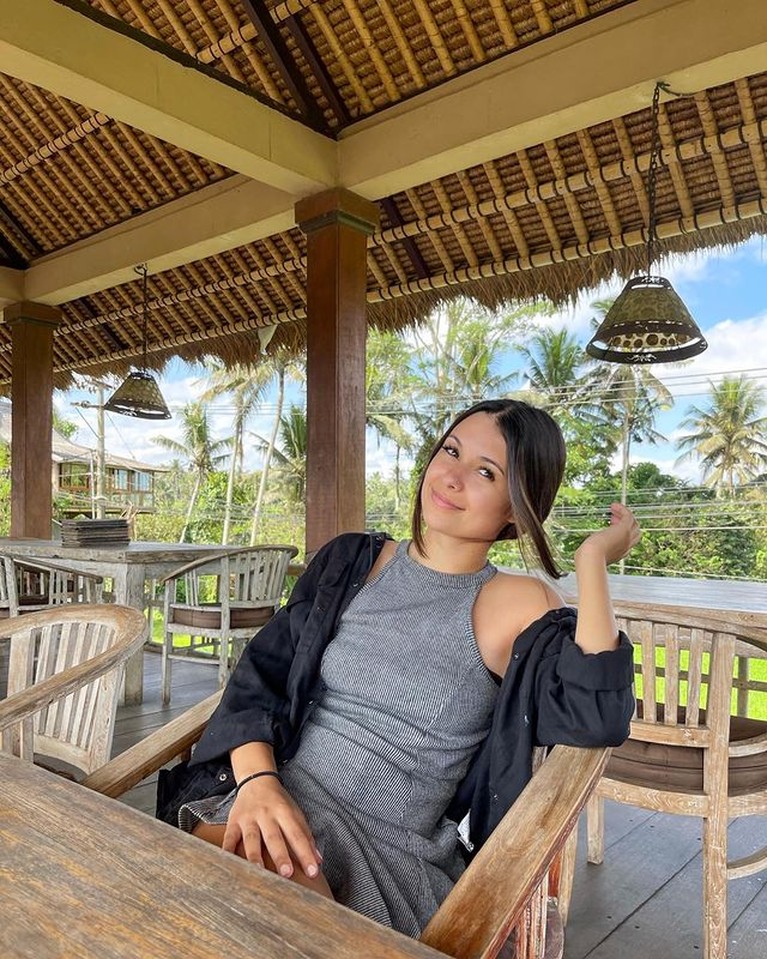 8 Potret Ria Andrews Cewek Bule yang Diduga Dekat dengan Stefan William Baru-baru ini publik heboh melihat video kedekatan Stefan William bersama seorang wanita yang bikin Celine nangis. Yuk intip sosoknya!