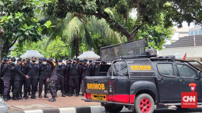 Aparat bersenjata pelontar gas air mata telah siaga jelang demo mahasiswa. Kendaraan water cannon dan mobil pengurai massa pun disiapkan.