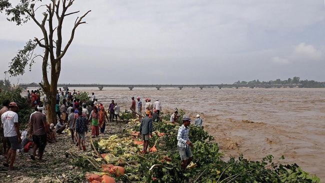 Banjir Terjang Nepal dan India, 150 Orang Tewas Banjir yang menerjang Nepal dan India akibat hujan lebat selama beberapa hari belakangan telah menewaskan setidaknya 150 orang.