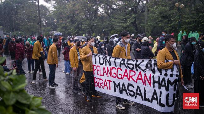 Presiden Jokowi meresmikan pabrik di Kalimantan Selatan di saat bersamaan sejumlah demo mahasiswa digelar di sejumlah daerah.