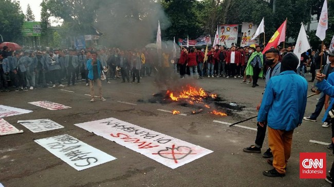 Ratusan mahasiswa BEM SI melakukan aksi demonstrasi di depan Gedung DPRD Provinsi Jawa Barat evaluasi 7 tahun kinerja Jokowi.