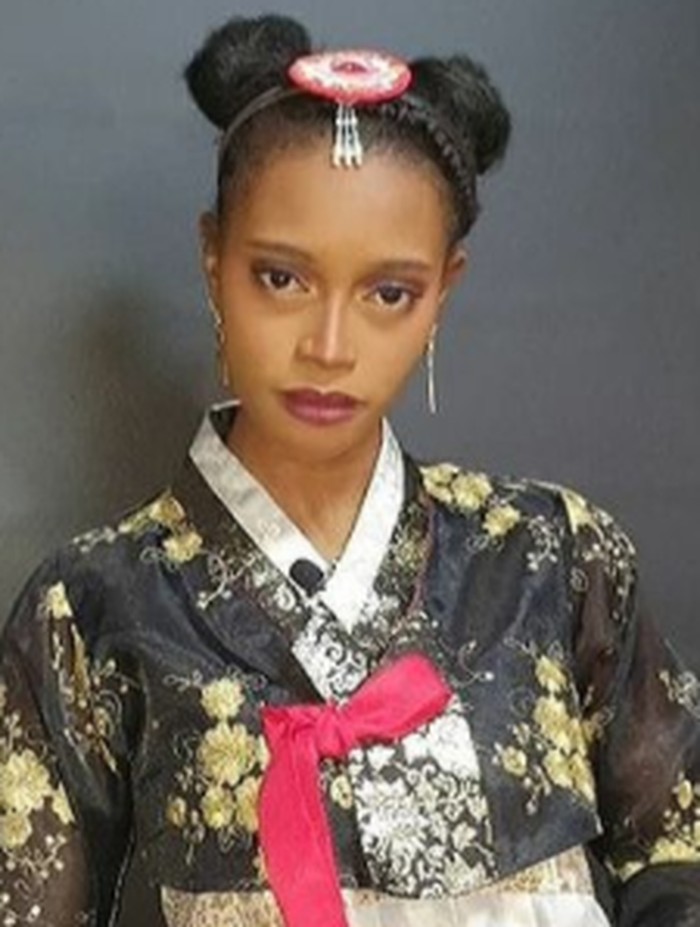 Pada Juli 2020, DR Music mengumumkan kalau RANIA akan mengganti nama menjadi Blackswan dengan perubahan beberapa anggota. Fatou menjadi anggota keempat yang diungkap oleh agensi!/ foto: instagram.com/b_fatou_s
