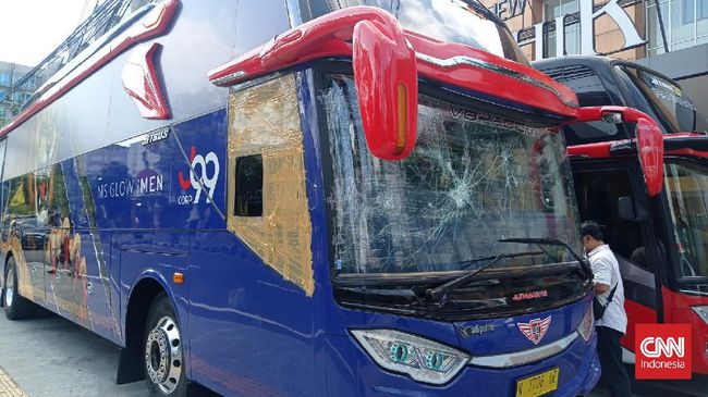 Bus Arema FC Dirusak, 1 Oknum Suporter Persebaya Diamankan Kapolsek Gondokusuman, Kompol Surahman, mengatakan pelaku perusakan bus tim Arema FC di halaman Hotel New Saphir, Yogyakarta, adalah oknum suporter Persebaya.