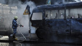 FOTO: Penampakan Bus Tentara Suriah Hangus Dibom