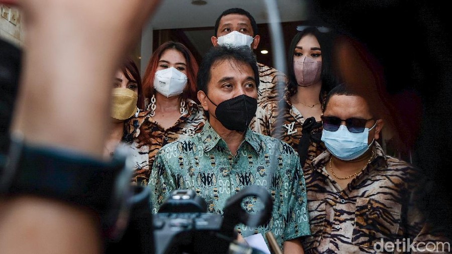 Eks Menpora Roy Suryo diperiksa sebagai saksi pelapor atas dugaan pencemaran nama baik. Roy Suryo turut memamerkan bukti cuitan Ferdinand Hutahaean.