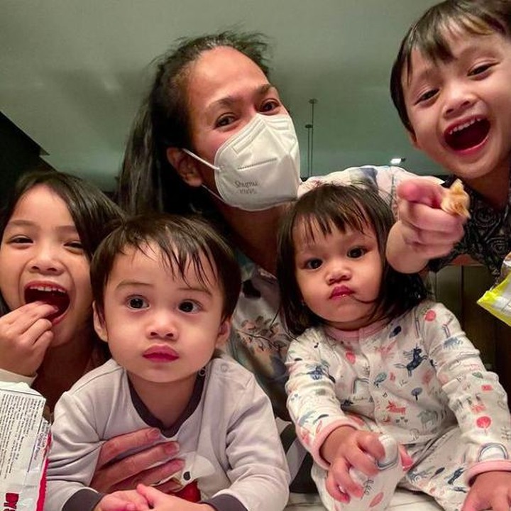 <p>Donna Harun ketika bersama keempat cucu tercinta, yang merupakan anak dari Ricky Harun dan Herfiza. (Foto: Instagram @donnaharunofficial)</p>