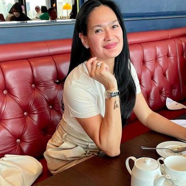 8 Potret Terbaru Donna Harun Cantik Awet Muda & Modis di Usia 53 Tahun