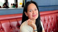 <p>Donna Harun belum lama ini muncul di unggahan viral Ricky Harun. Terlihat keduanya lebih seperti kakak adik bukan bunda dan anak. (Foto: Instagram @donnaharunofficial)</p>