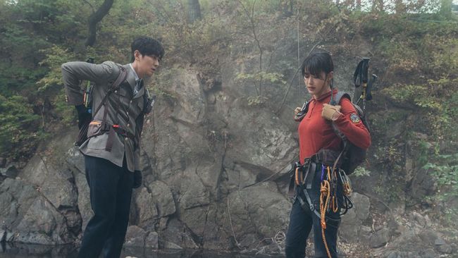 Episode dua Jirisan mendapatkan rating 10,7 persen di tengah hujan kritik CGI amatir pada episode pertamanya yang tayang pada Sabtu (23/10). 