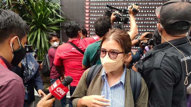 Haris Azhar dan Fatia Maulidiyanti hadiri rencana mediasi dengan Luhut di Polda Metro Jaya