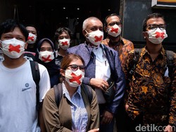 Sebut Simbol Dibungkam, Haris Azhar dkk Pakai Masker Tanda Silang