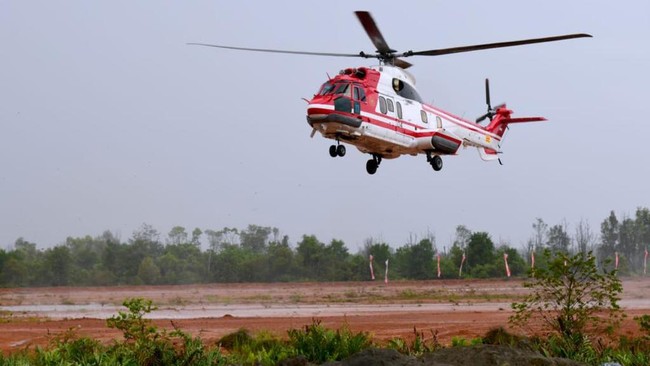 Helikopter rombongan Presiden Jokowi di Banten, diklaim terbang terlalu rendah hingga merusak pohon yang dahannya kemudian melukai warga.
