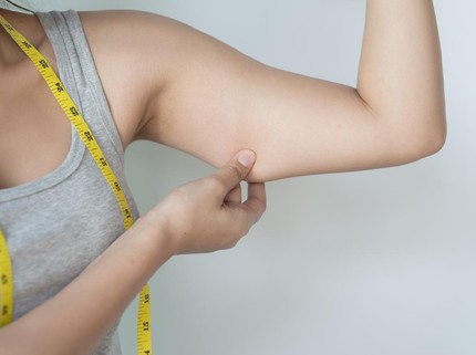 7 Tips Diet untuk Kecilkan Lengan, Sertai dengan Olahraga Angkat Beban Bun
