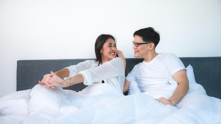 ilustrasi pasangan muda happy young couple wake up in bed and smiling raise arms in the morning, asian lovers on white bed