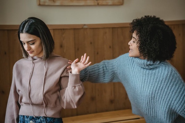 Jangan Emosi, Ini Cara Elegan Menghadapi Teman yang Toxic / foto : pexels.com/LizaSummer Jangan Emosi, Ini Cara Elegan Menghadapi Teman yang Toxic / foto : pexels.com/LizaSummer