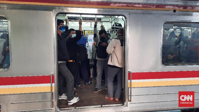 KAI Commuter menambah frekuensi perjalanan KRL menjadi 1.005 pada Desember 2021 seiring peningkatan volume penumpang.