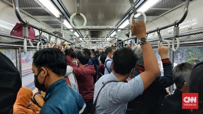 Polisi memburu pelaku pencurian laptop di dalam KRL Commuter Line yang sedang melintas di Stasiun Tebet menuju Bogor.