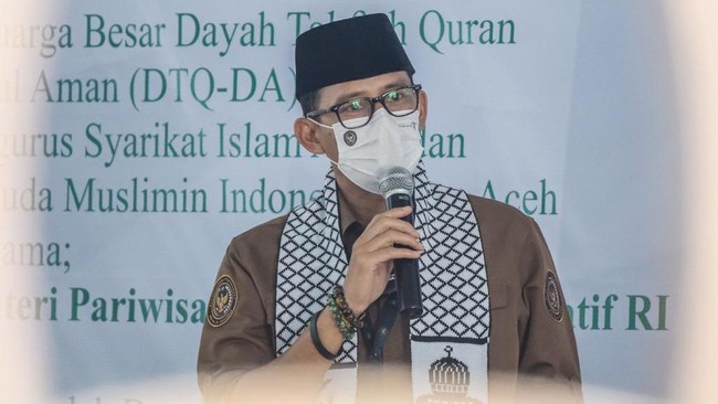 Menteri Pariwisata dan Ekonomi Kreatif Sandiaga Uno menjelaskan bahwa program santripreneur bertujuan menciptakan wirausahawan dari pondok pesantren.