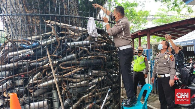 Terkait video viral knalpot bodong hasil tilang dijual di marketplace, polisi membantahnya sambil menelusuri pengunggahnya.