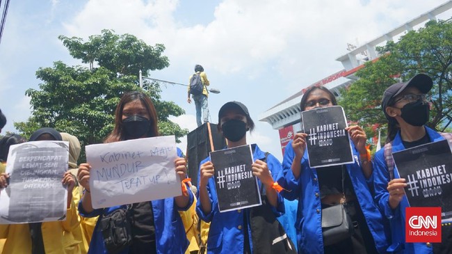 Ratusan mahasiswa di Semarang menggelar sidang rakyat mengritisi 7 tahun pemerintahan Jokowi sambil mempertanyakan realisasi janji-janji kampanye.