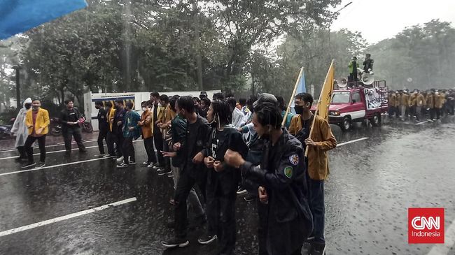 Students Survive Jokowi’s Demo Under the Rain