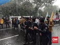 Mahasiswa Bertahan Demo Jokowi di Bawah Guyuran Hujan