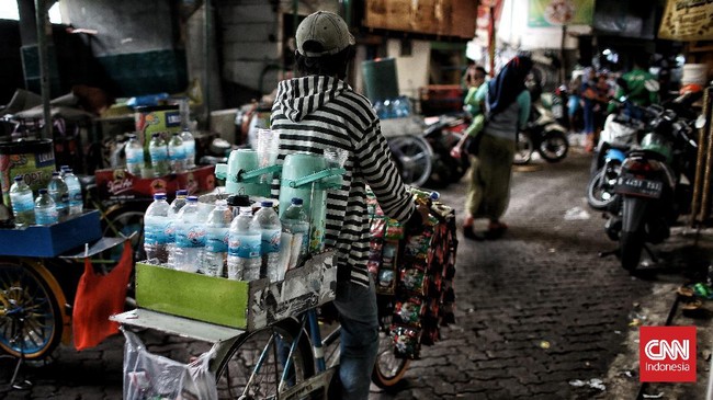 Menjadi penjual kopi keliling menjadi pilihan beberapa orang di Jakarta. Sejumlah pedagang kopi keliling mengaku bisa mendapat omzet Rp200 ribu per hari.
