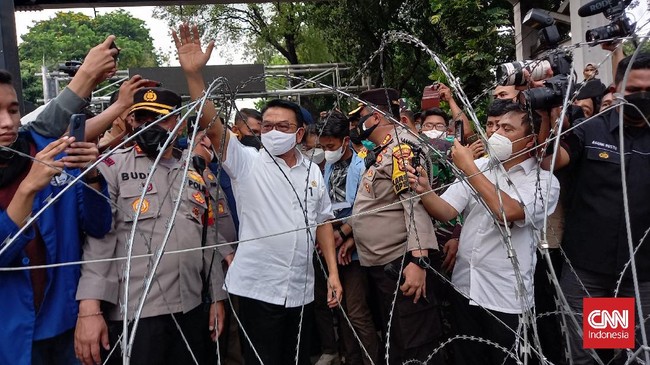 Demo mahasiswa di Patung Kuda, Jakarta diakhiri dengan pujian Moeldoko lantaran tak ada tindakan anarkis selama aksi.