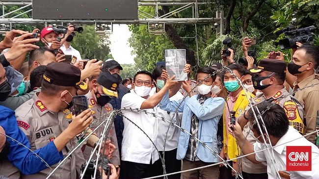 Usai menyampaikan 12 tuntutan terkait '7 Tahun Jokowi Mengkhianati Rakyat' kepada Kepala Staf Presiden Moeldoko, mahasiswa membubarkan diri.