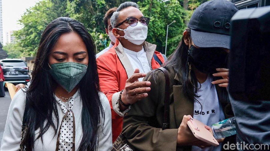 Selebgram Rachel Vennya tiba di Polda Metro Jaya. Dia diperiksa polisi terkait aksi kabur saat karantina di RSDC Pademangan.