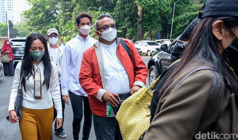Momen Rachel Vennya Penuhi Panggilan Polisi Selebgram Rachel Vennya tiba di Polda Metro Jaya. Dia diperiksa polisi terkait aksi kabur saat karantina di RSDC Pademangan.