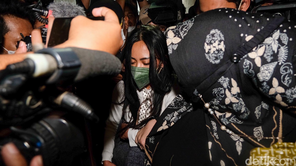 Selebgram Rachel Vennya tiba di Polda Metro Jaya&period; Dia diperiksa polisi terkait aksi kabur saat karantina di RSDC Pademangan&period;