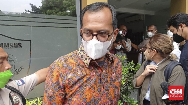 Aktivis HAM Haris Azhar dan Fatia membeberkan momen saat dirinya akan dijemput paksa oleh aparat kepolisian di kantornya pada Selasa (18/1) pagi tadi.