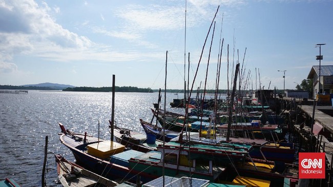 Tiga nelayan di perairan Natuna, Kepulauan Riau ditangkap abdi negara Agensi Penguatkuasaan Maritim Malaysia (AAPM) di perairan Tanjung Payong, Minggu (10/11)