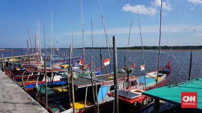 Nelayan Natuna Minta Tiga Capres Setop Serbuan Kapal Ikan Asing Nelayan-nelayan di Natuna meminta para capres jika menang Pilpres 2024 nanti ada perhatian lebih terhadap mereka, terutama mengusir serbuan kapal ikan asing.