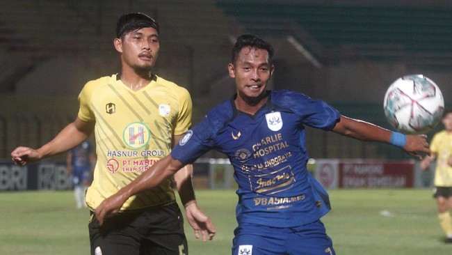 Wasit Bachrul Ulum membuat keputusan kontroversial dalam laga Barito Putera vs PSIS Semarang dalam lanjutan Liga 1 2021, Rabu (20/10).