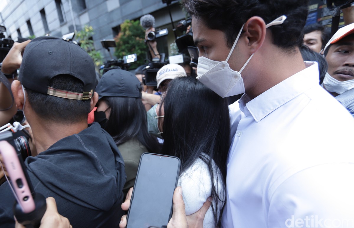 Selebgram Rachel Vennya bersama pacarnya Salim saat mendatangi Polda Metro Jaya&comma; Jakarta&comma; Kamis&comma; &lpar;21&sol;10&rpar;&period;