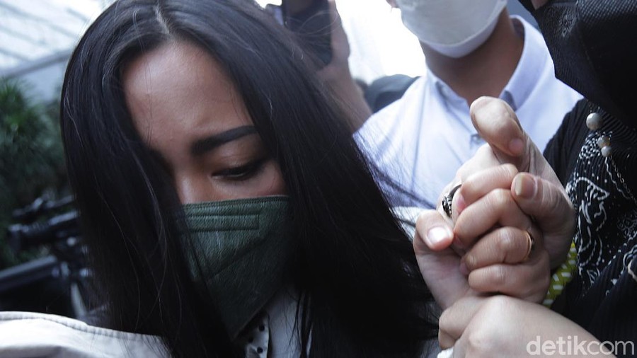 Selebgram Rachel Vennya bersama pacarnya Salim saat mendatangi Polda Metro Jaya, Jakarta, Kamis, (21/10).