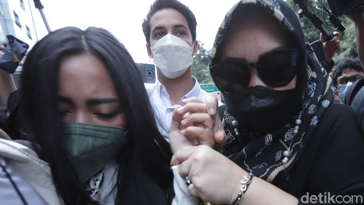 Selebgram Rachel Vennya bersama pacarnya Salim saat mendatangi Polda Metro Jaya, Jakarta, Kamis, (21/10).