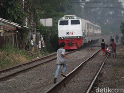 Melihat Keseruan Bocah Bandung Bermain Layangan di Atas Rel KA