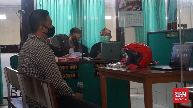 Anggota Polri yang jadi sasaran sate sianida mengaku menjalin hubungan dengan terdakwa meski sudah beristri dan sempat meng-ghosting-nya.