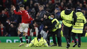 Ronaldo Nyaris Cedera Ditekel Petugas di MU vs Atalanta