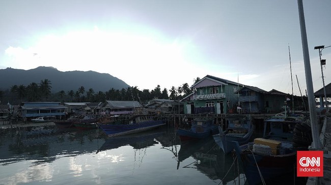 Nelayan Natuna tak kuasa menghadapi kapal ikan asing di wilayah tangkap mereka. Selain menangkap ikan secara berkelompok, kapal milik nelayan asing lebih besar.