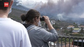 VIDEO: Turis Berdatangan Lihat Erupsi Gunung Cumbre Vieja