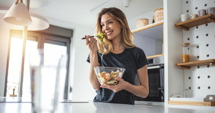 MAKAN PELAN-PELAN, BUN Bingung bagaimana cara memulai diet menurunkan berat badan? Yuk simak tujuh pola makan rumahan yang bisa bantu Bunda cepat kurus.