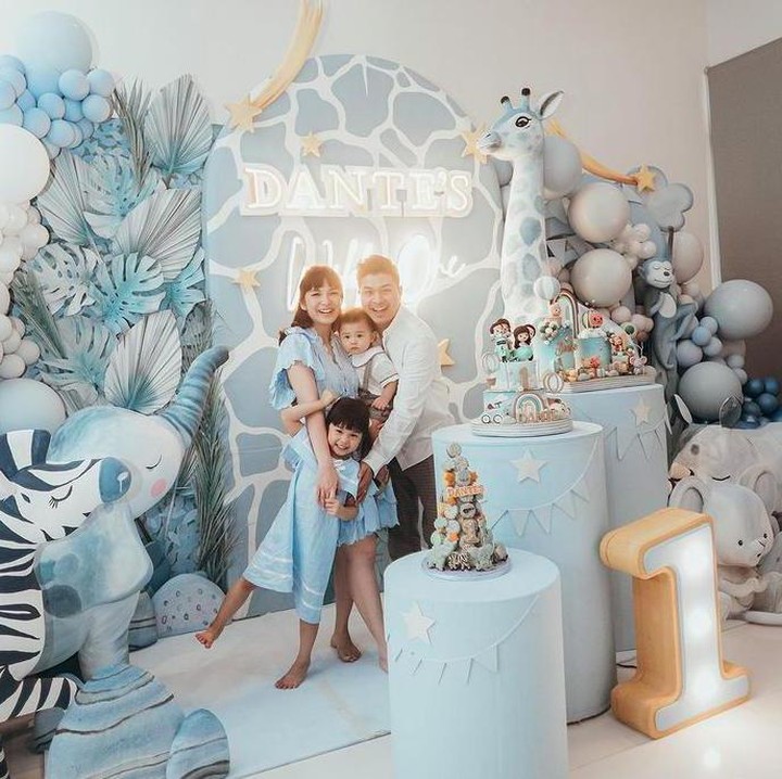 <p>Perayaan ulang tahun Dante dirayakan di rumah, Bunda. Lagi-lagi, acaranya dihadiri oleh keluarga terdekat. Mereka juga mendekor pesta ultah Dante yang didominasi warna biru. (Foto: Instagram @chelseaoliviaa)</p>